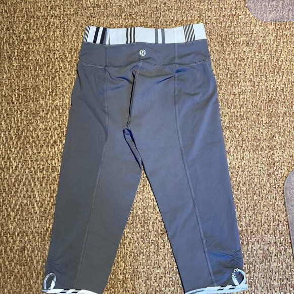 Lululemon Bandha Crop Soot Light / Groovy Stripe Nimbus Size 2 - Picture 4 of 9